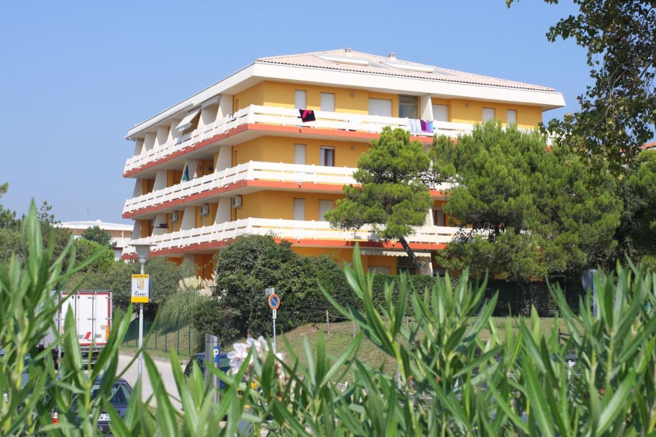 Condominio Carina Sud Bibione Buitenkant foto